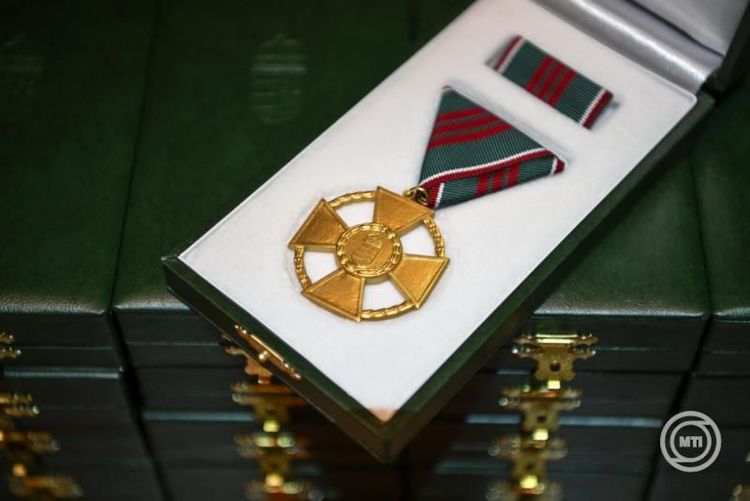 Magyar Arany Érdemkereszt